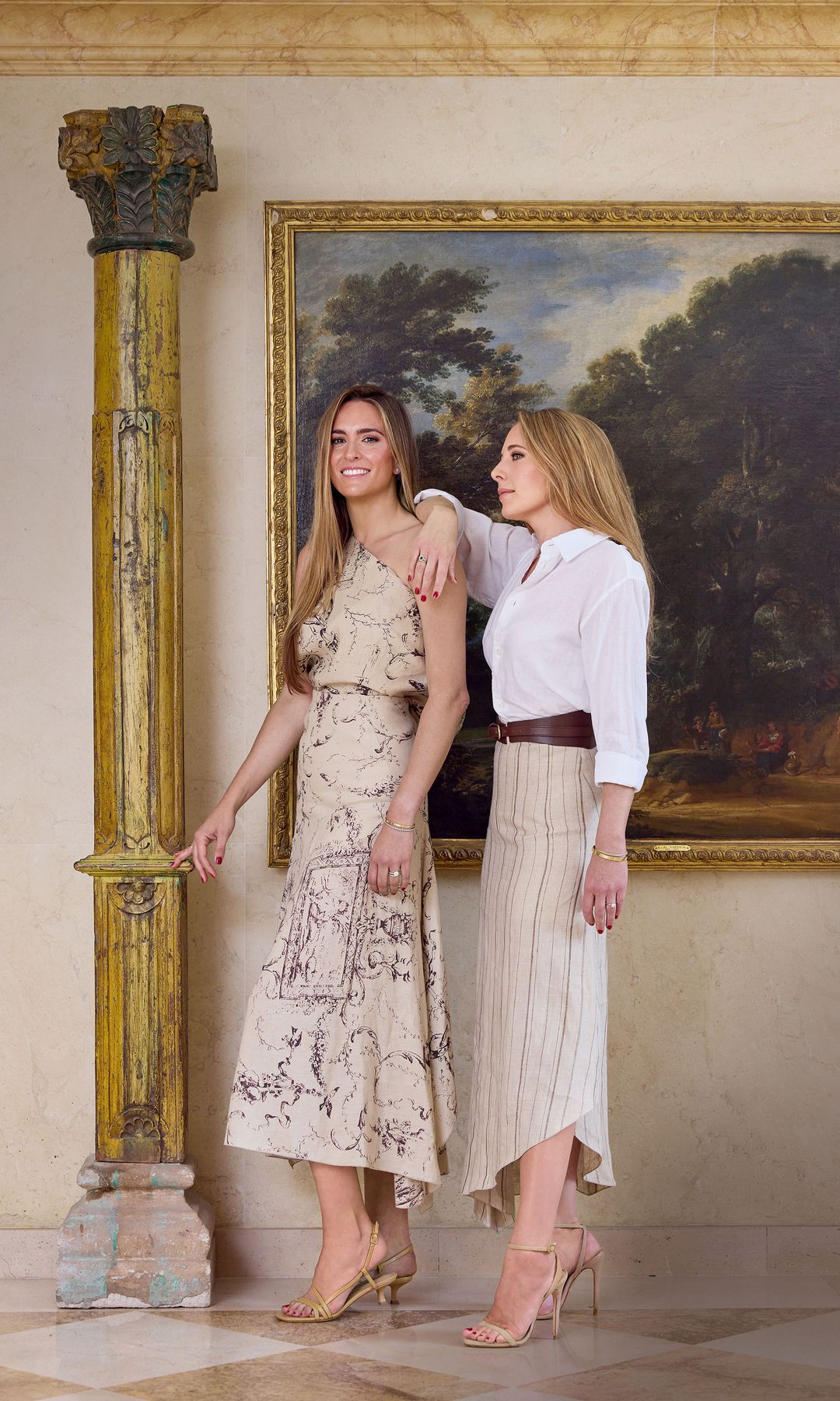 Sofía (izquierda) y a Zita (derecha), amigas y socias, les gustan las mismas cosas: un mantel antiguo de lino, una servilleta con un bordado especial...