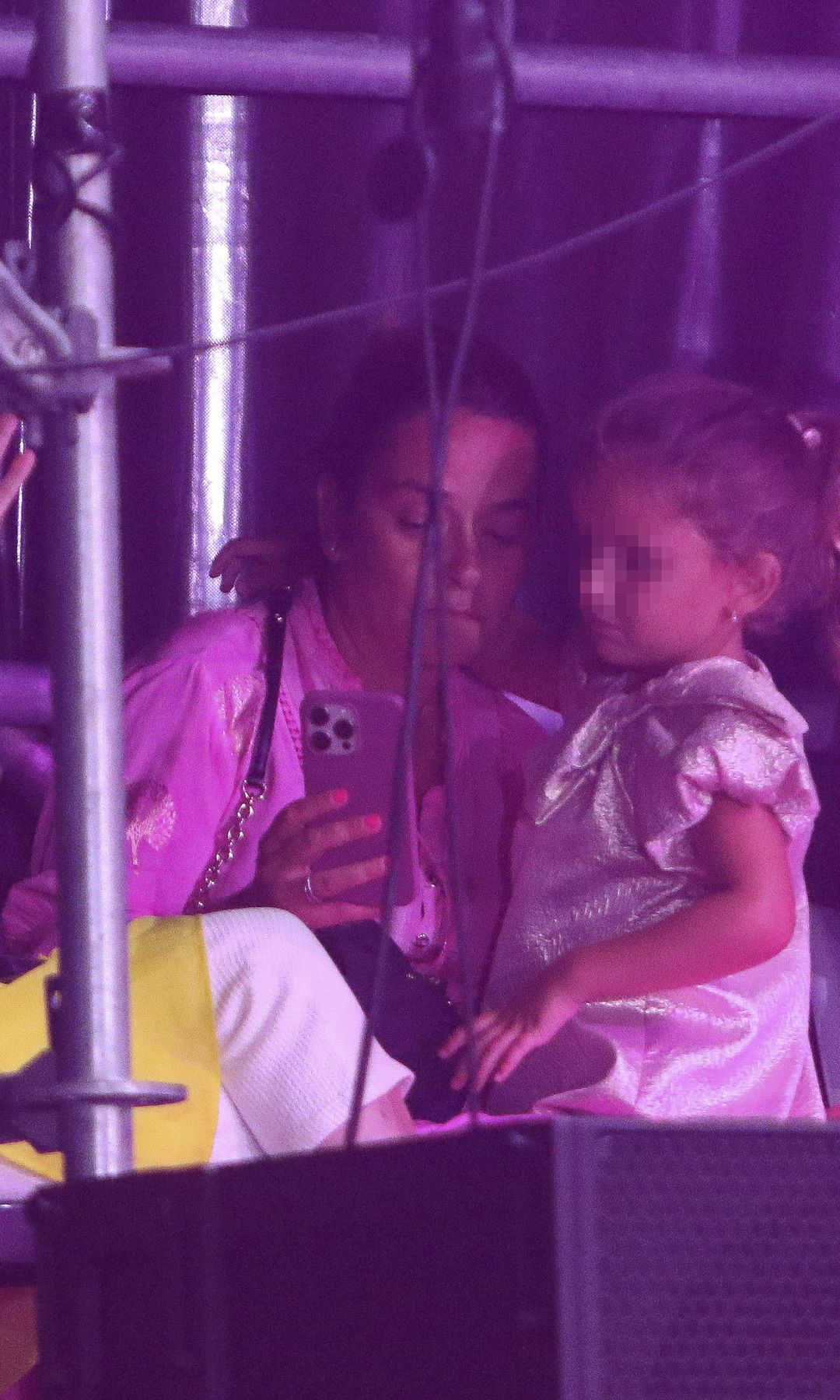 Toñi Moreno con su hija Lola en el concierto de María del Monte en Málaga, 23 de agosto de 2024