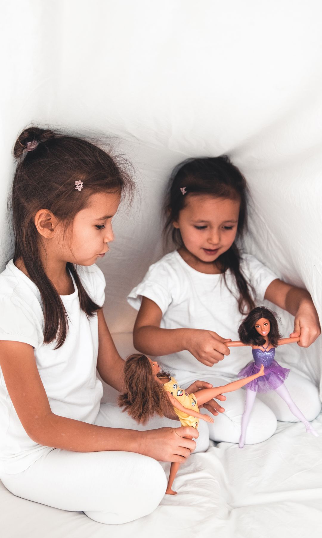 Niñas juegan con muñecas Barbie
