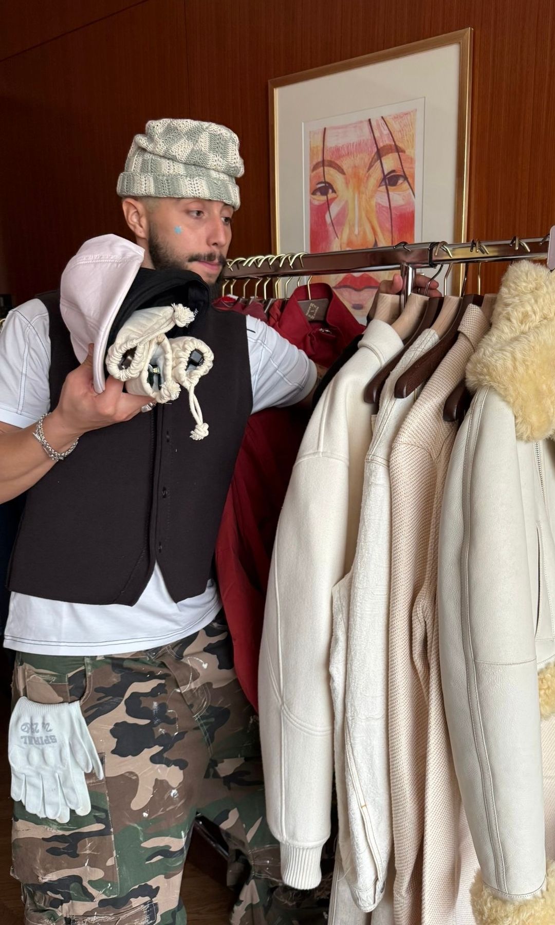 Cristian B. M. es el estilista de Jaden Smith desde 2022, cuando el hijo de Will Smith le invitó a acompañarle en la gira 'Justice World Tour' junto a Justin Bieber. Desde entonces, ha vestido a nombres como Kanye West, Bianca Censori y Anna Wintour, además de trabajar con la hermana de Jaden, Willow Smith