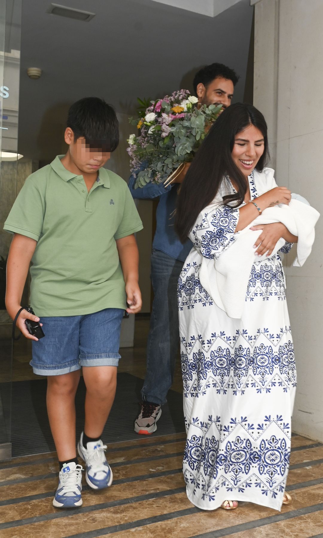 Isa Pantoja y Asraf Beno, con su hijo Cairo y Albertito