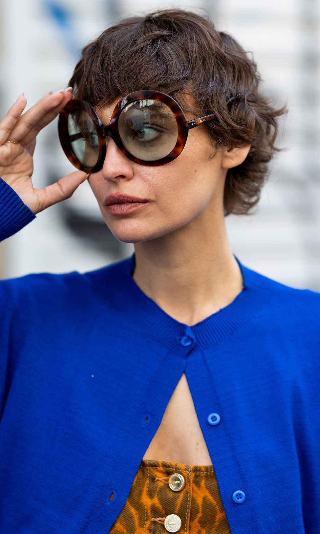 Irina Kro Eicke en la Semana de la Moda de Milán con pelo corto y maxigafas