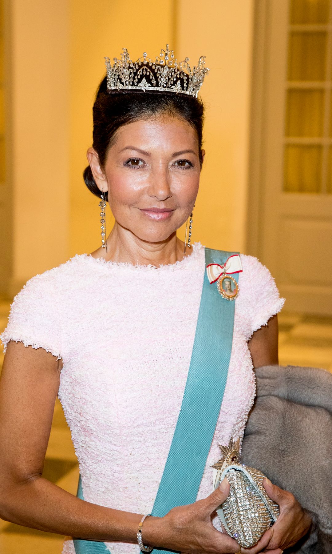 La concesa Alexandra, con la tiara de la reina Alejandrina, abuela de Margarita de Dinamarca 