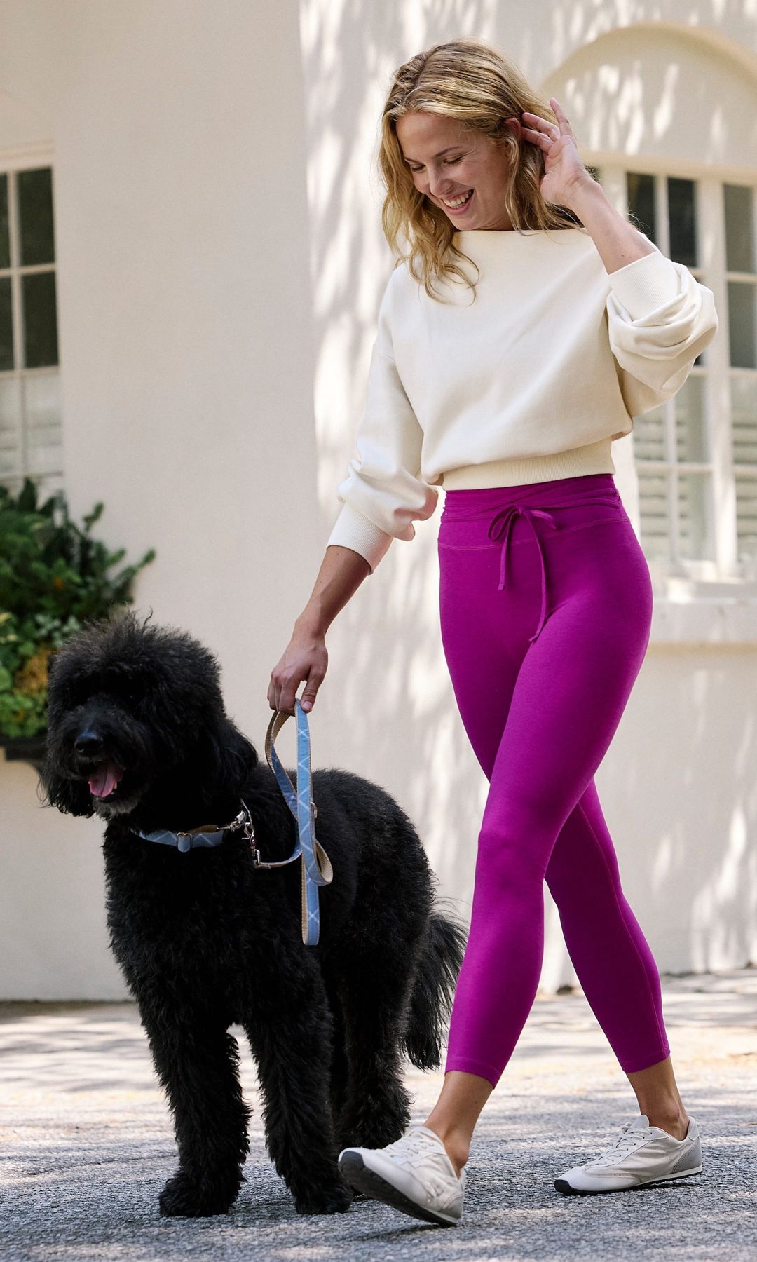 Mujer paseando a su perro
