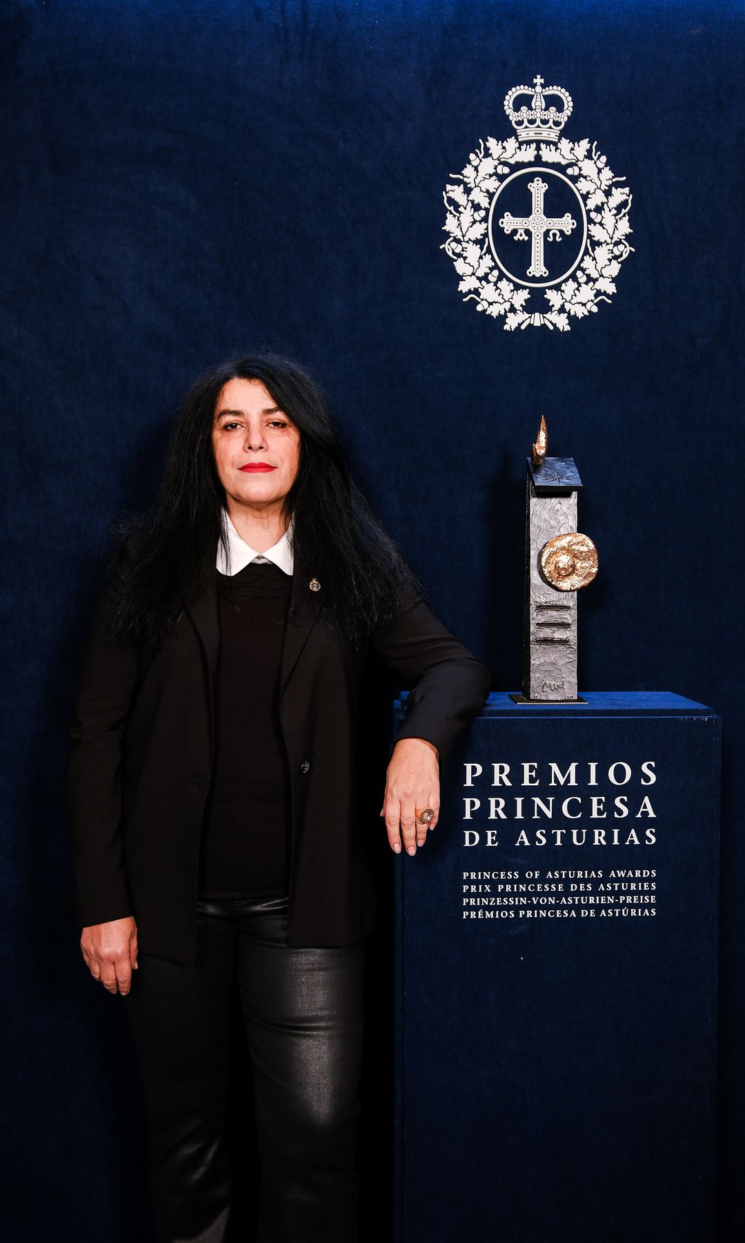 Marjane Satrapi posando con premio Princesa Asturias 2024