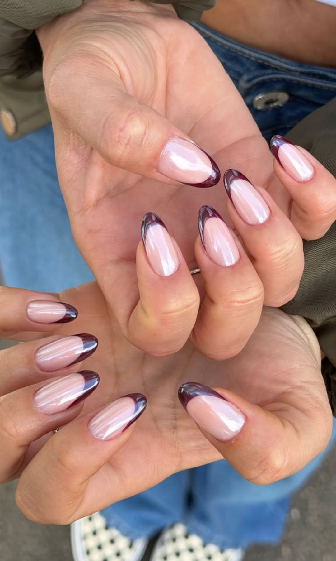 Manicura francesa cromada en color burdeos