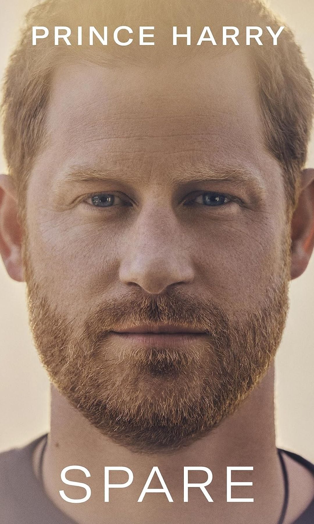 Portada de las memorias de Harry de Inglaterra con un primer plano suyo