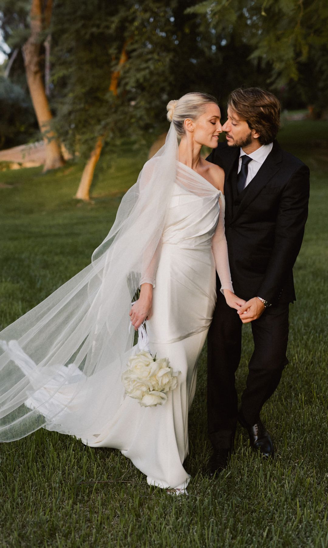 Boda en Murcia con vestido de novia asimétrico de Inés Lacasa