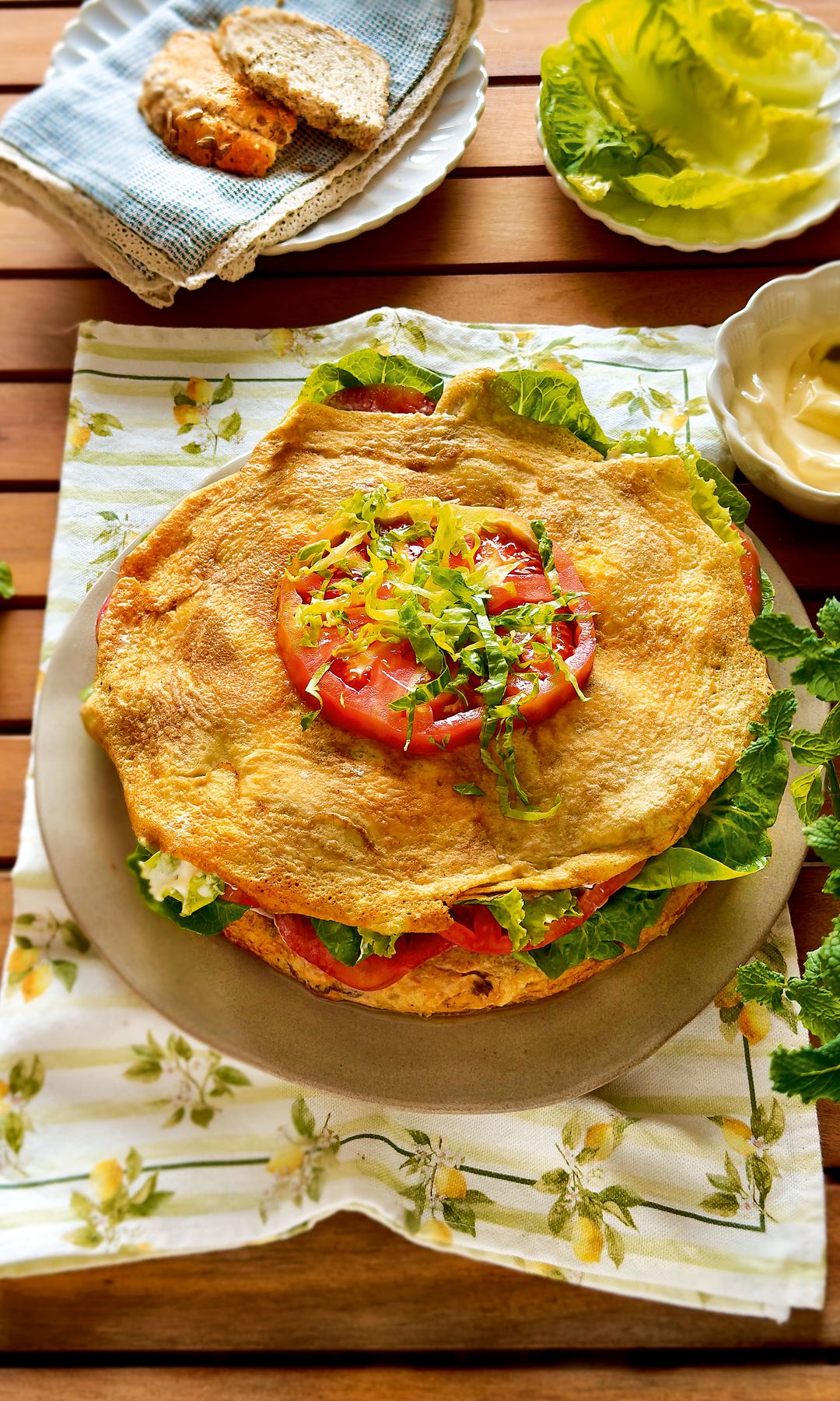 Tortilla vegetal rellena de lechuga, tomate y mayonesa