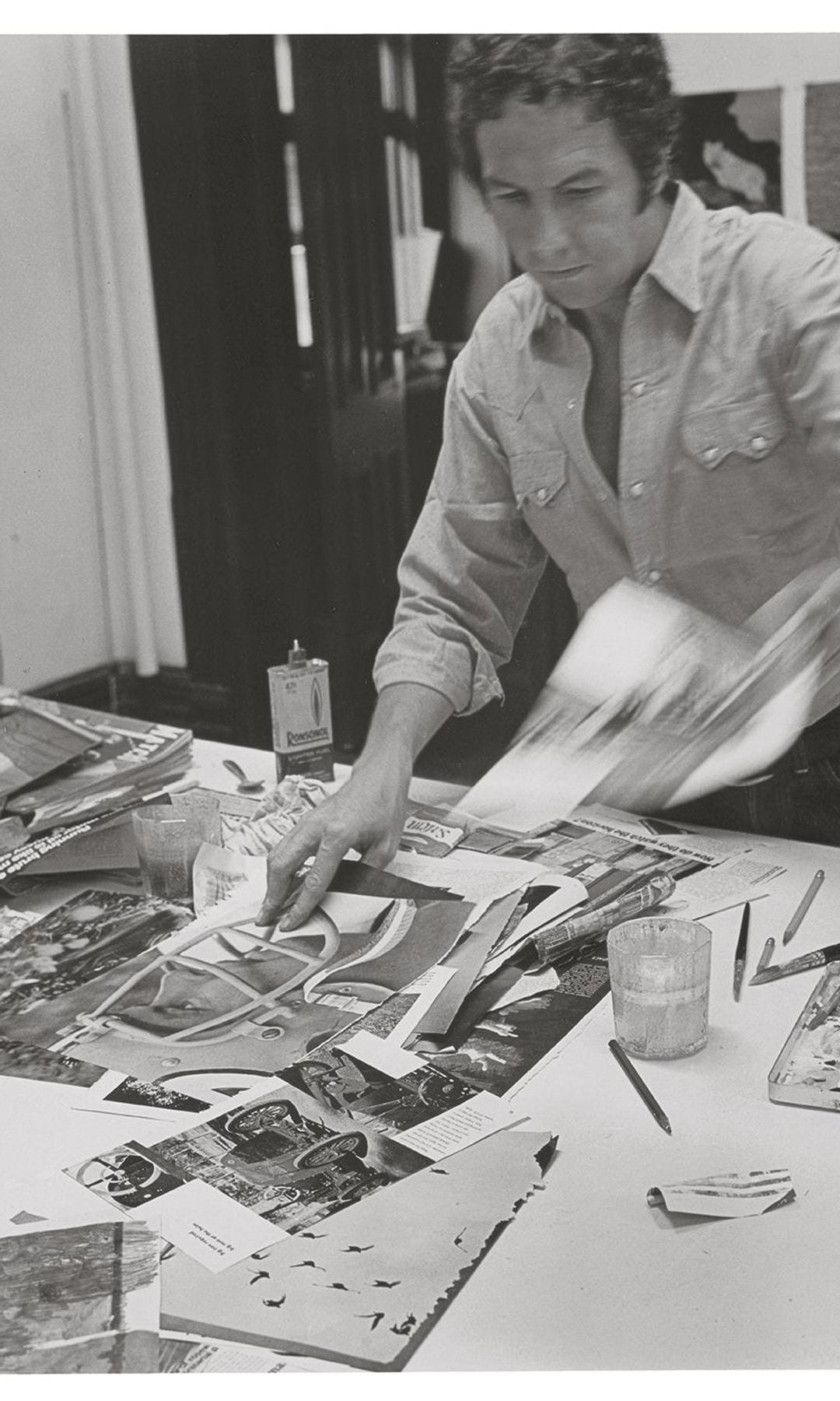 Robert Rauschenberg trabajando en su estudio de Lafayette Street, Nueva York, 1968.