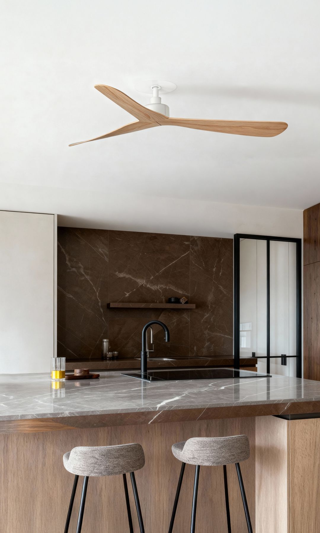 Cocina con isla y ventilador de techo con sistema empotrado de Faro Barcelona