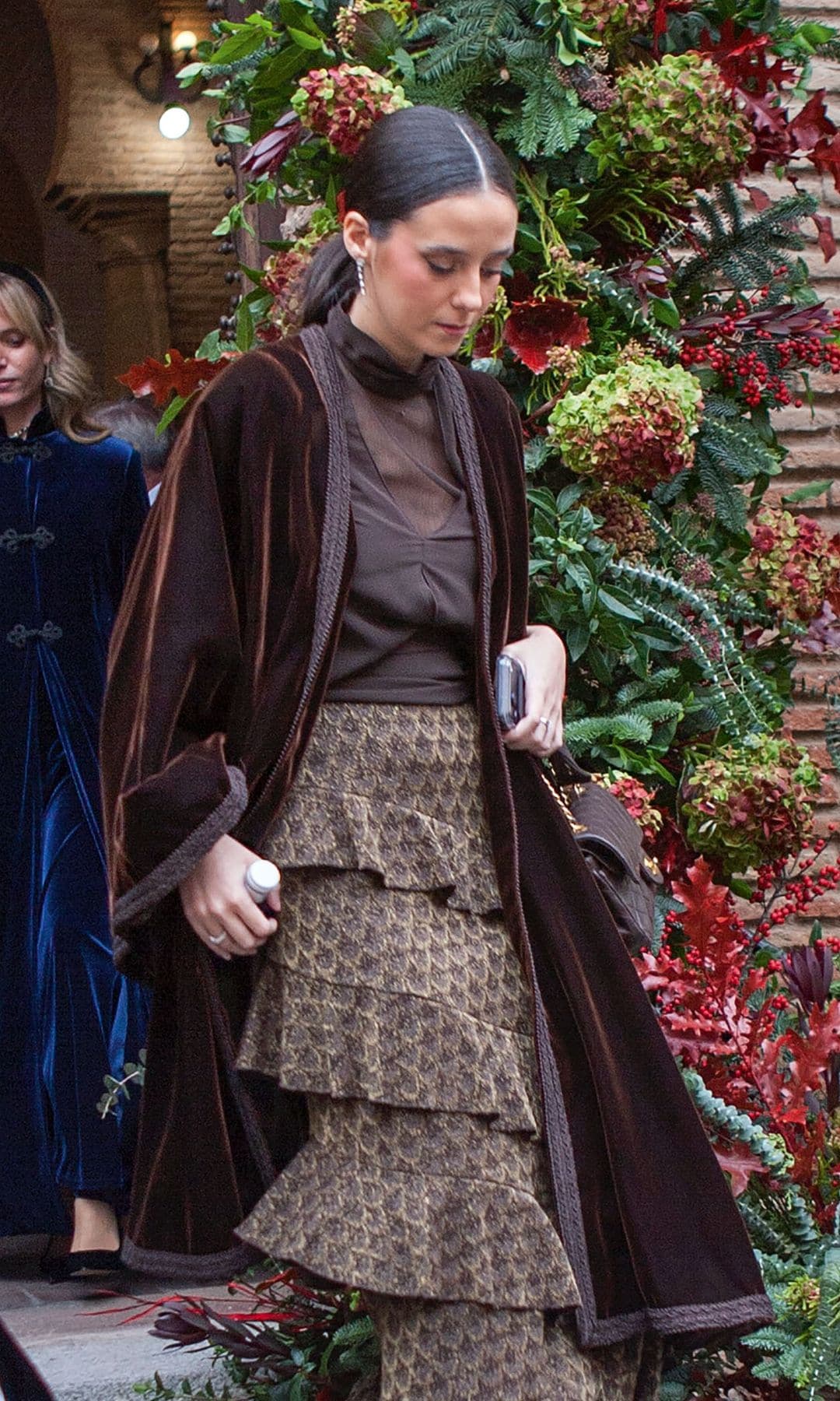 Victoria Federica, la invitada mejor vestida en la boda del torero Álvaro Lorenzo con su abrigo de terciopelo marrón chocolate