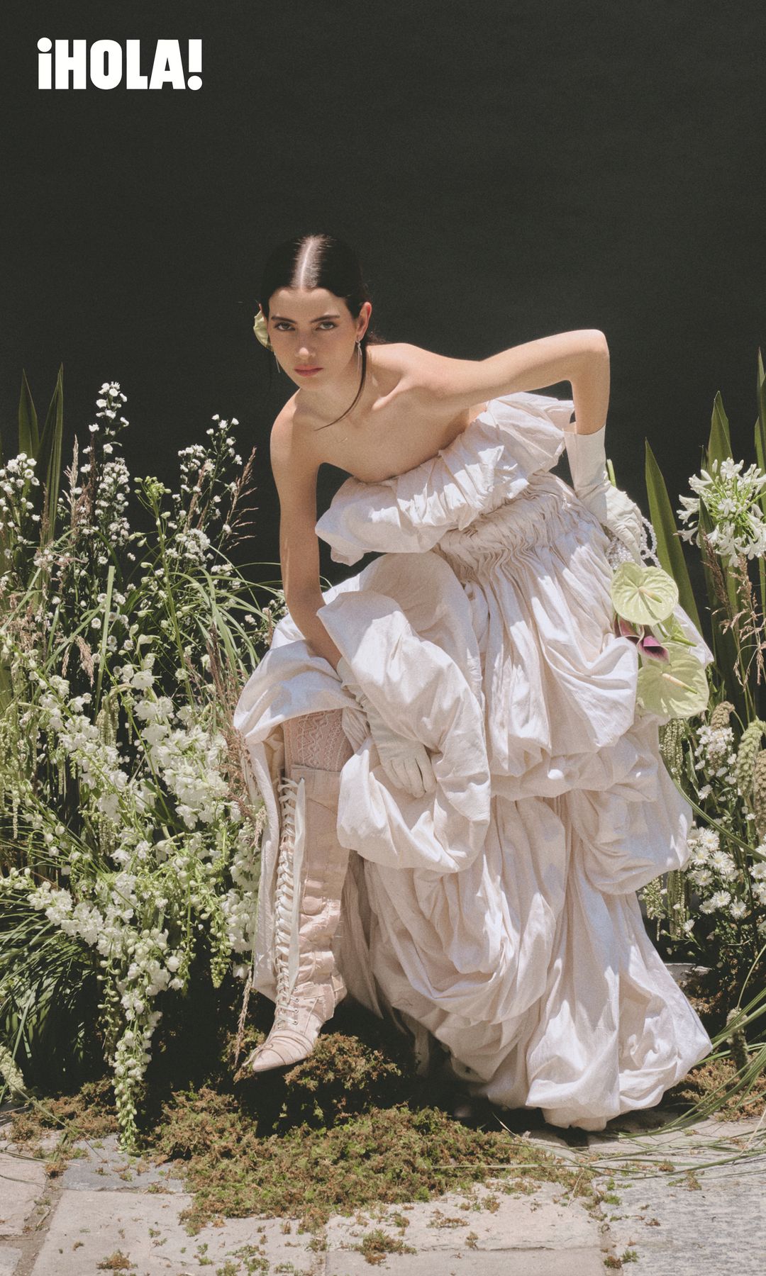 En esta imagen la espectacular novia luce un vestido drapeado con mucho volumen de ABL Estudio y botas de Double Standard, acompañados por aretes Knot y brazalete Lock, de Tiffany & Co. El diseño de set fue creado por Polen Flores.