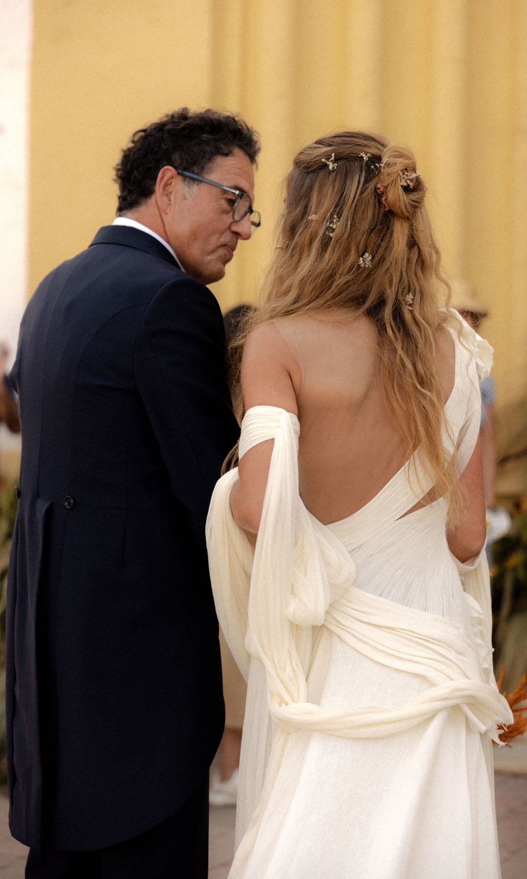 La novia en un gesto cómplice con su padre y padrino 
