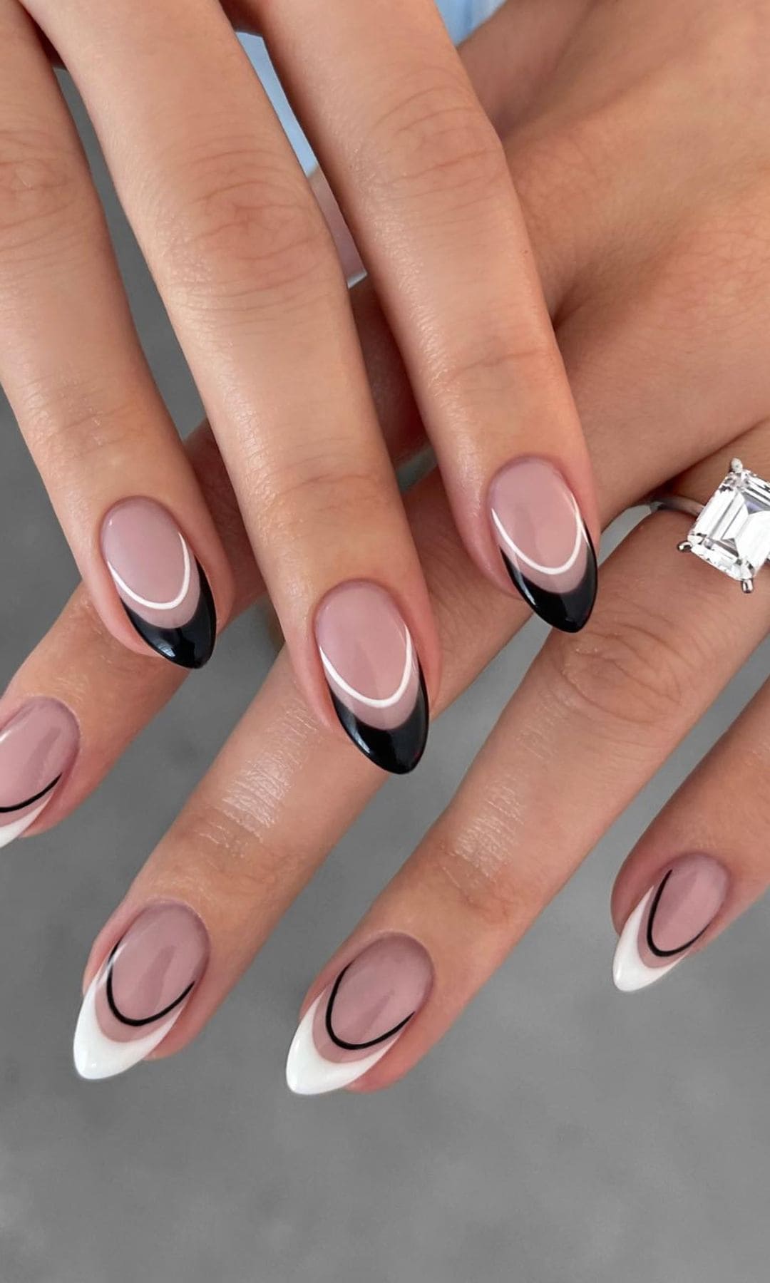 Manicura blanca en blanco y negro