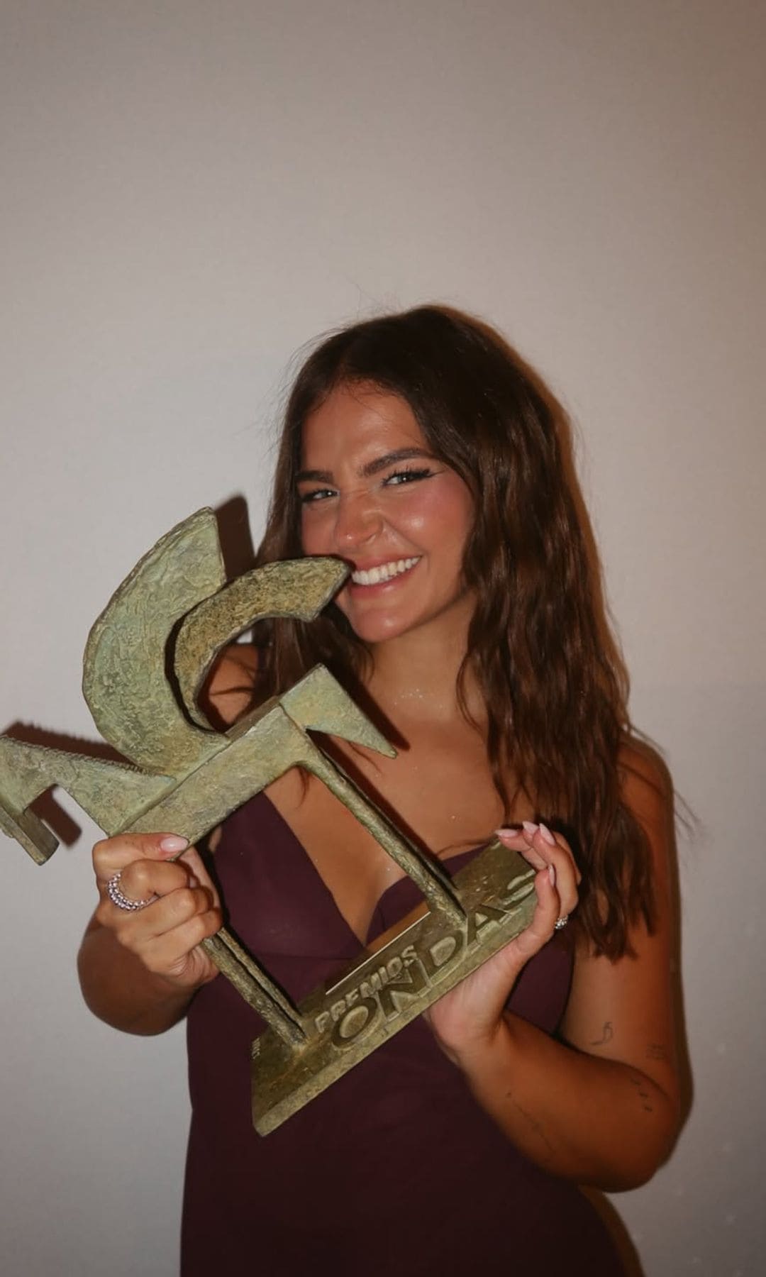 Laura Escanes Premio Ondas look belleza scandi waves
