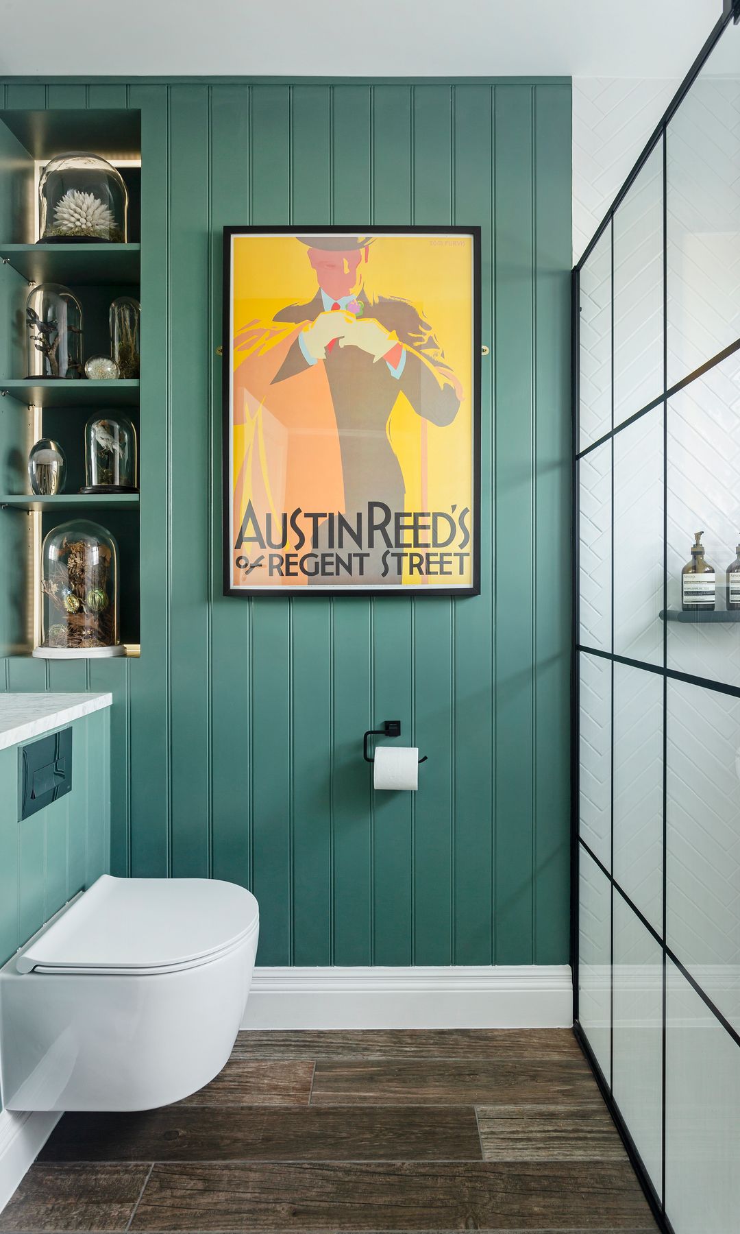 Baño pequeño pintado en verde