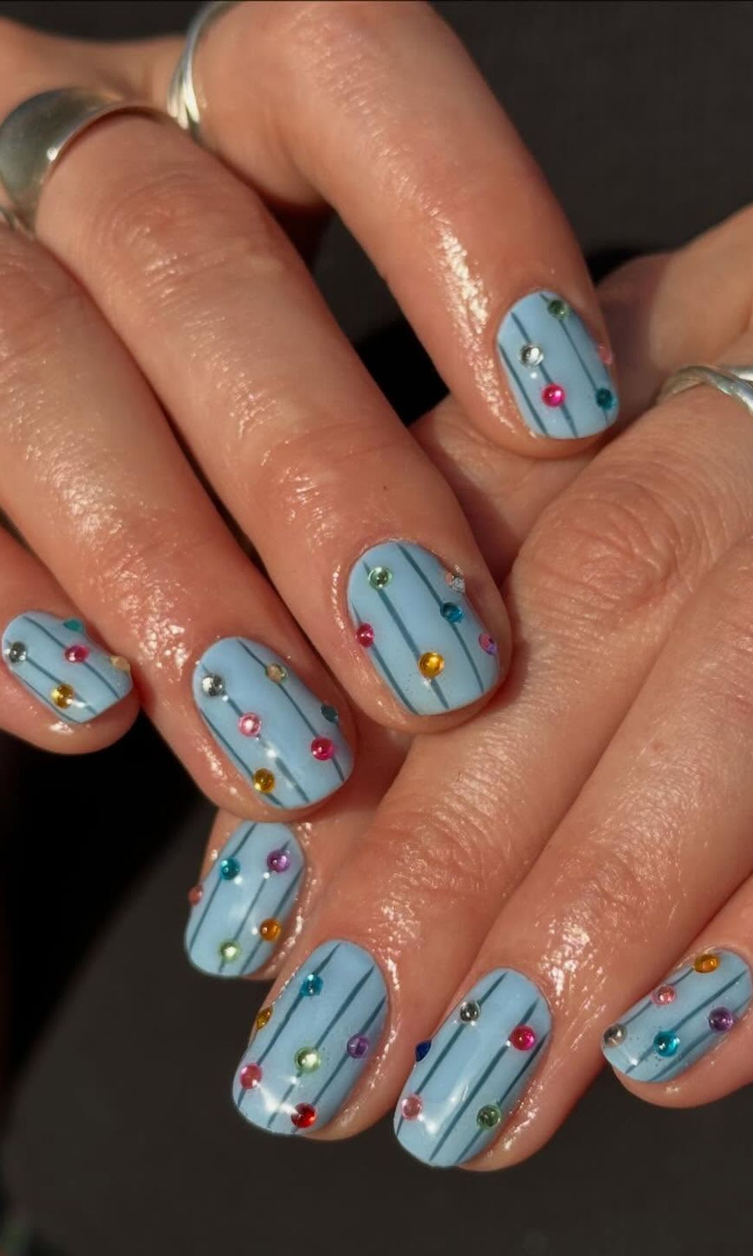 Manicura de rayas con brillos