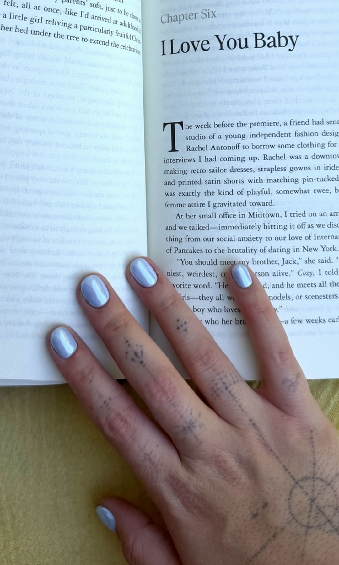 Manicura azul bebé de Alba Díaz
