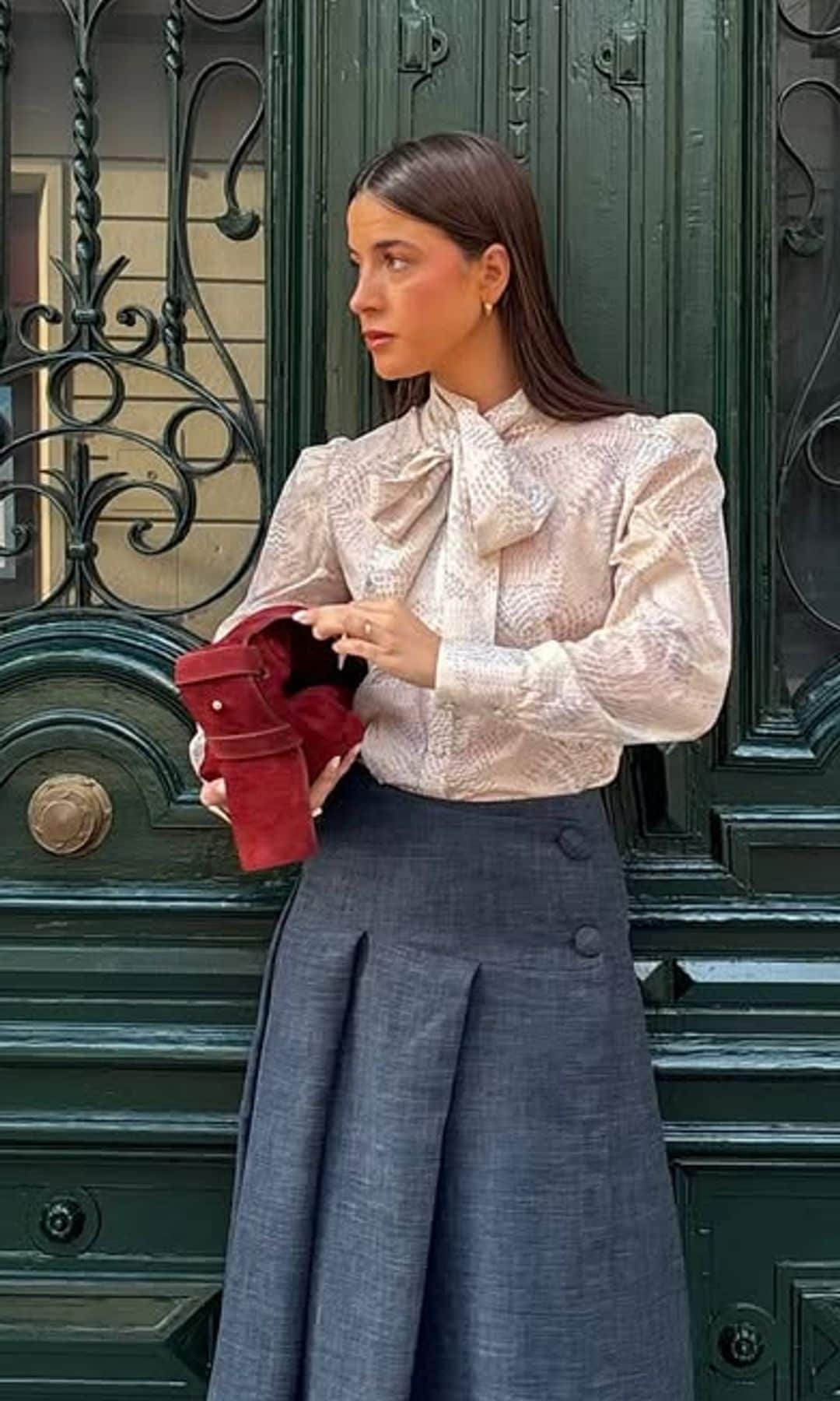 La camisa que triunfa entre las andaluzas y conquista a las royals no es básica ni excesiva