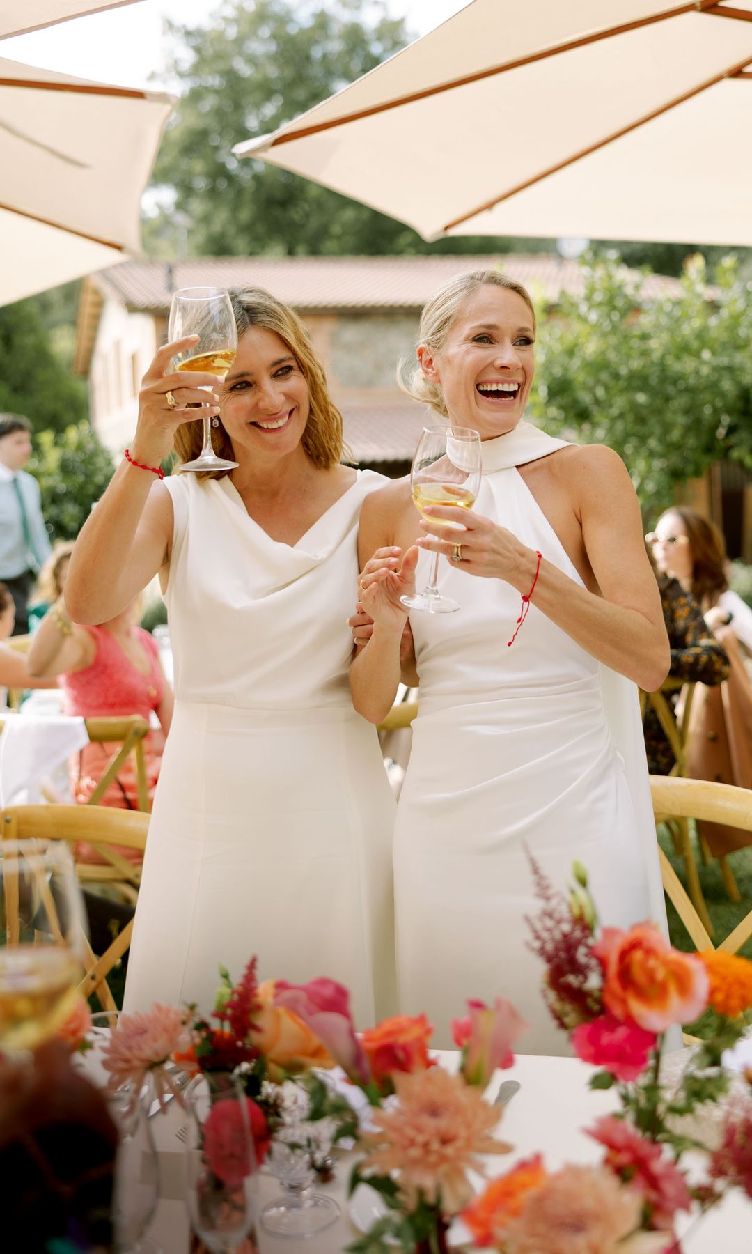 Las novias festejando