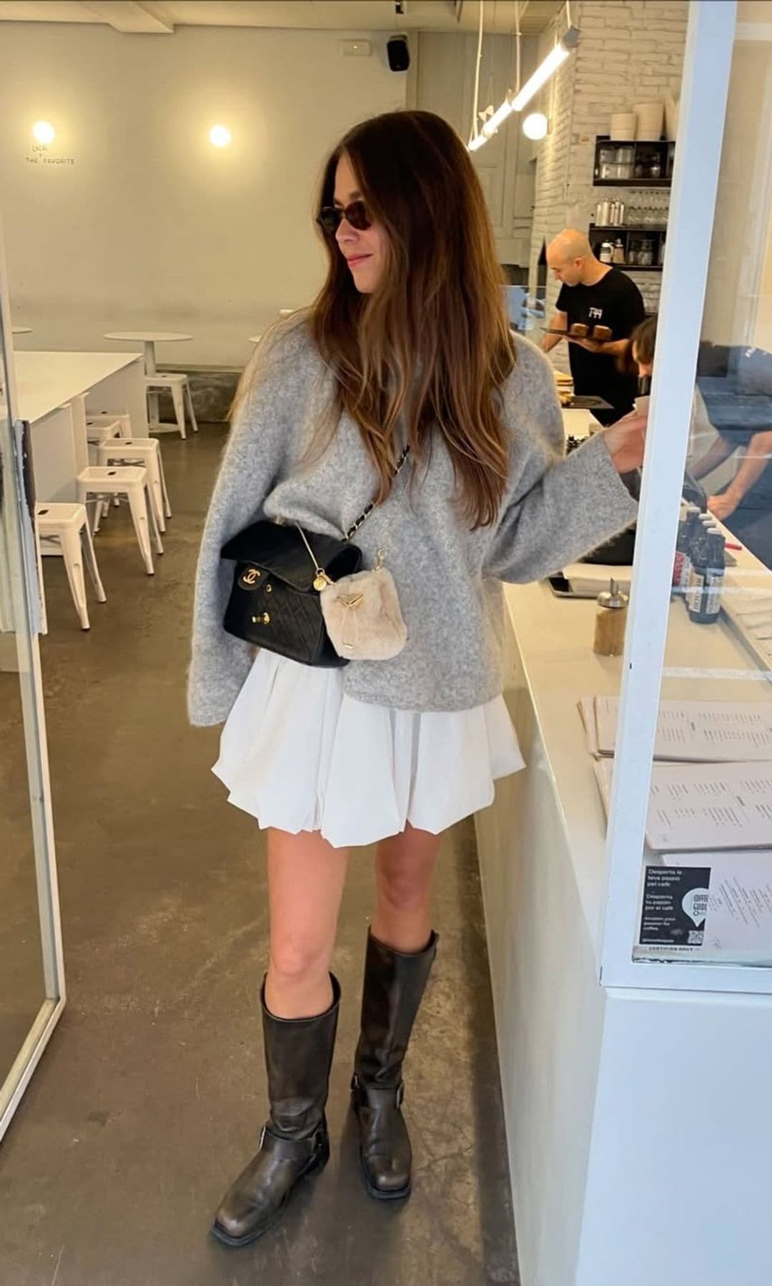 falda con jersey y botas
