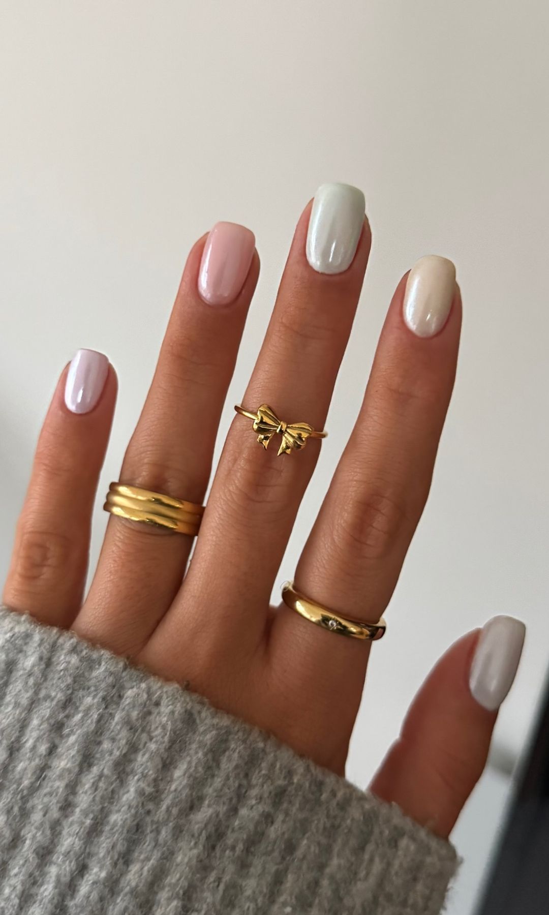 Manicura cromada en tonos pastel