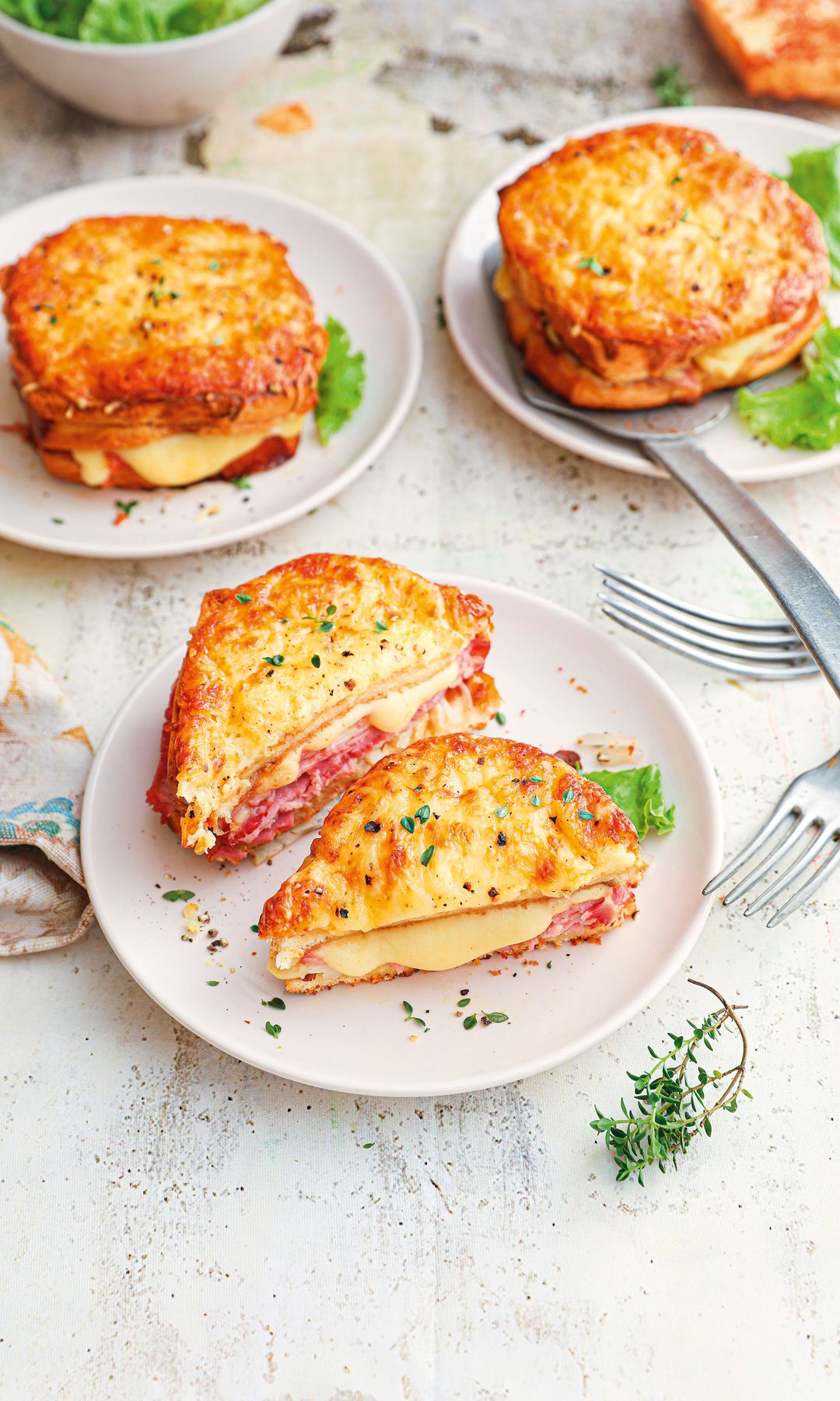 El pan brioche aporta una textura especialmente tierna a este croque monsieur cubierto con bechamel y queso gratinado.
