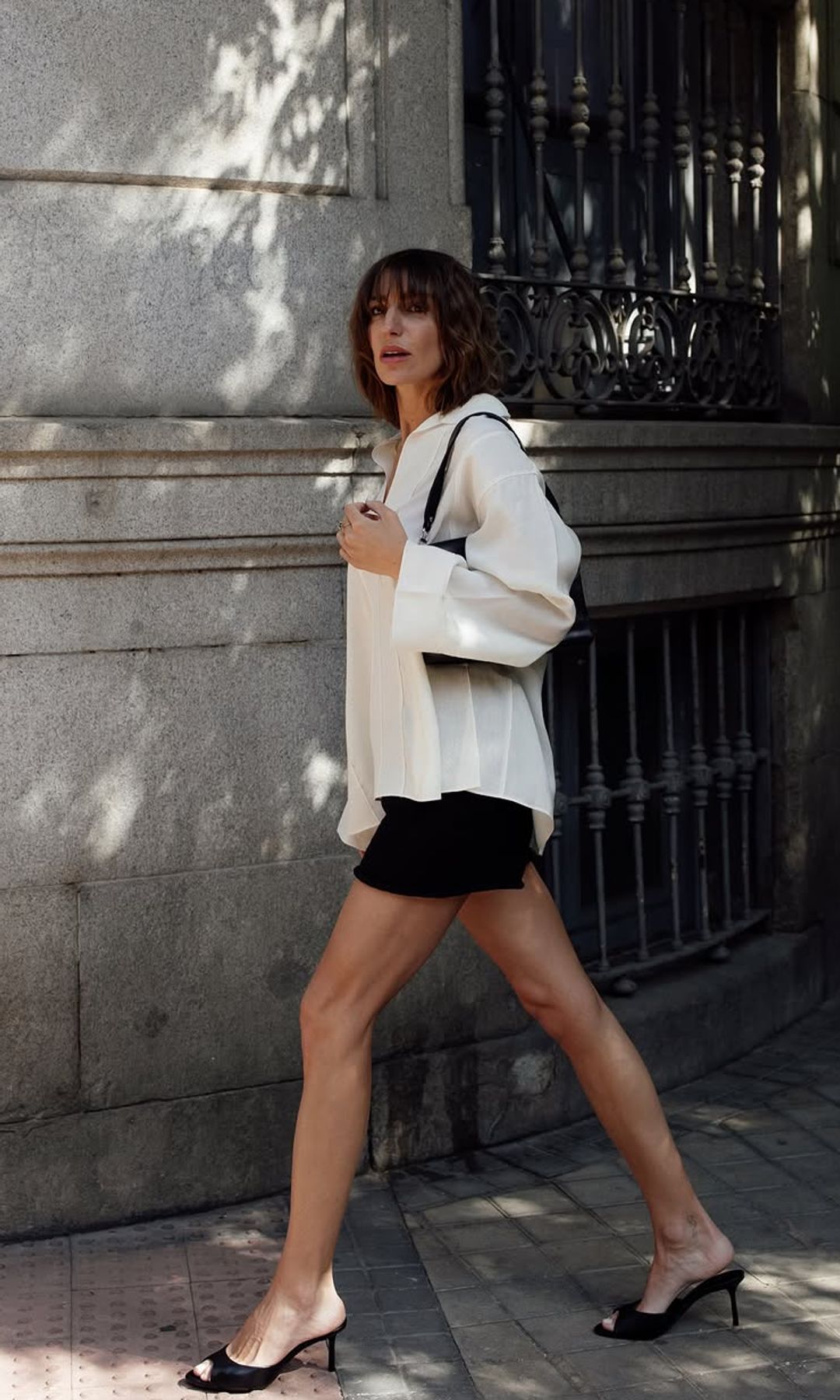 Eugenia Osborne en Madrid con conjunto en blanco y negro