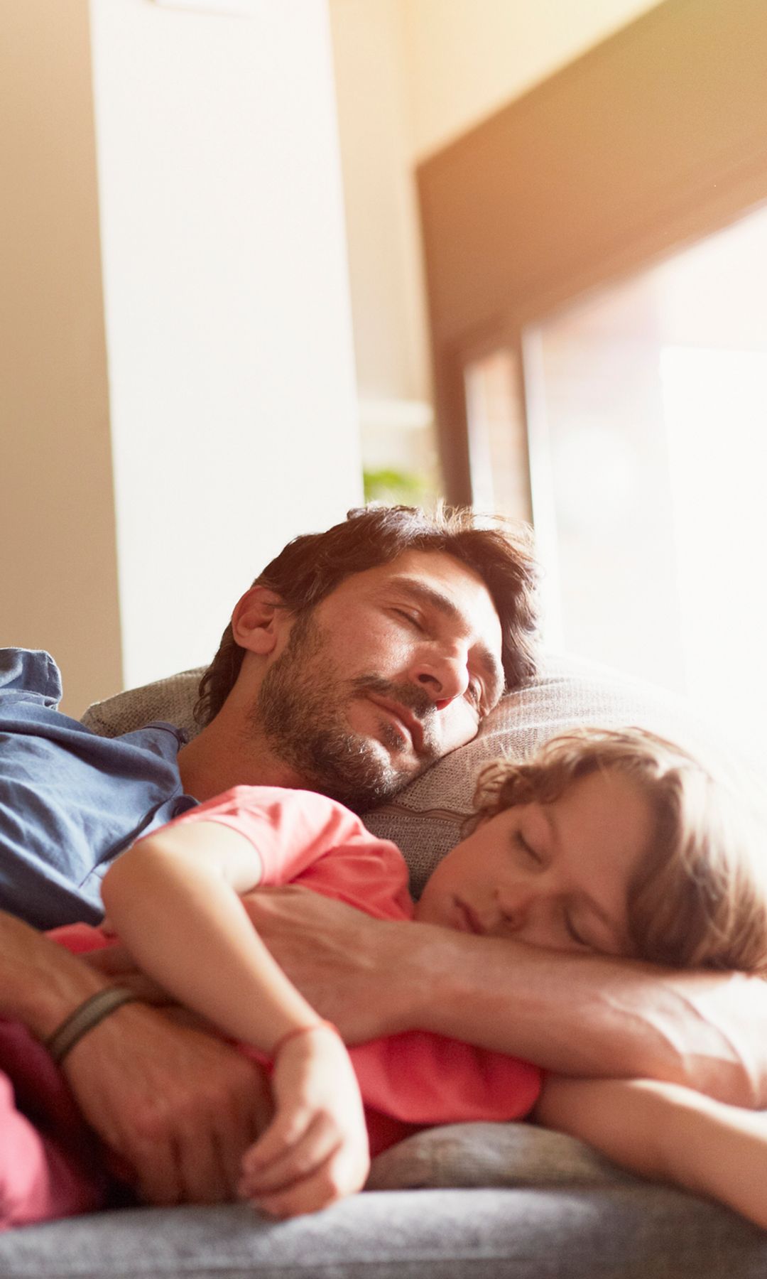 Padre e hijo echando la siesta 