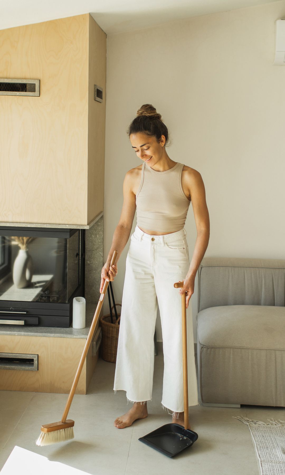 Mujer limpiando la casa 