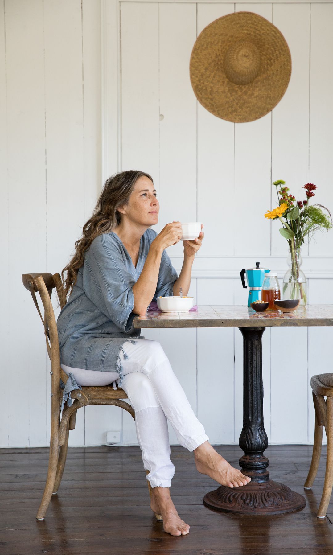 Mujer con un pequeño ritual de relajación