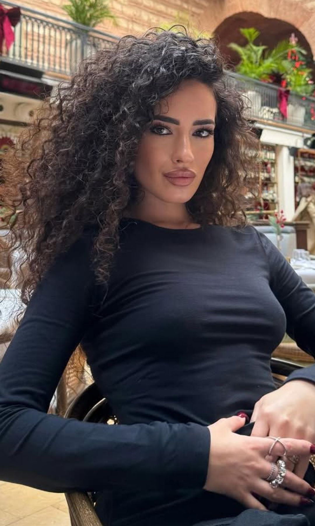 Mujer con cabello rizado