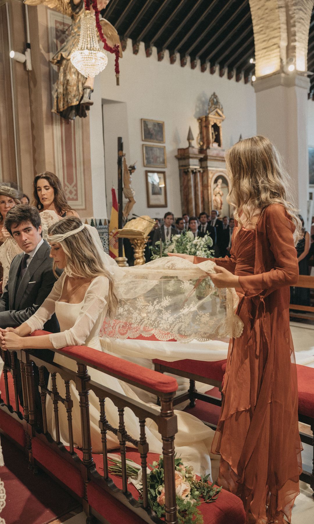 Pía, la invitada viral con vestido teja y pendientes de su abuela
