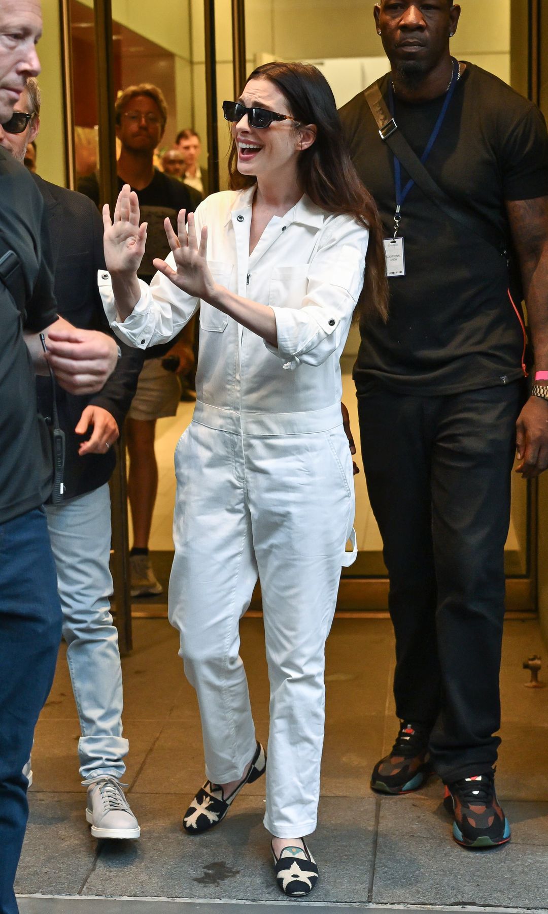 Anne Hathaway también ha sido conquistada por la moda de los enterizos