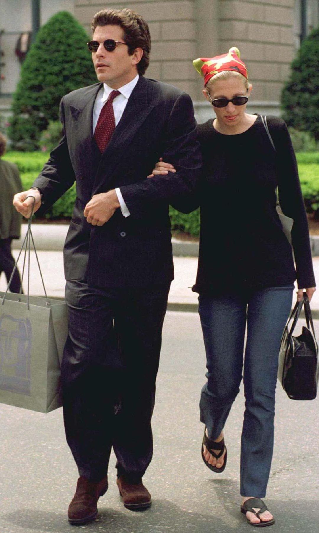 Carolyn Bessette escondida tras sus gafas de los paparazis
