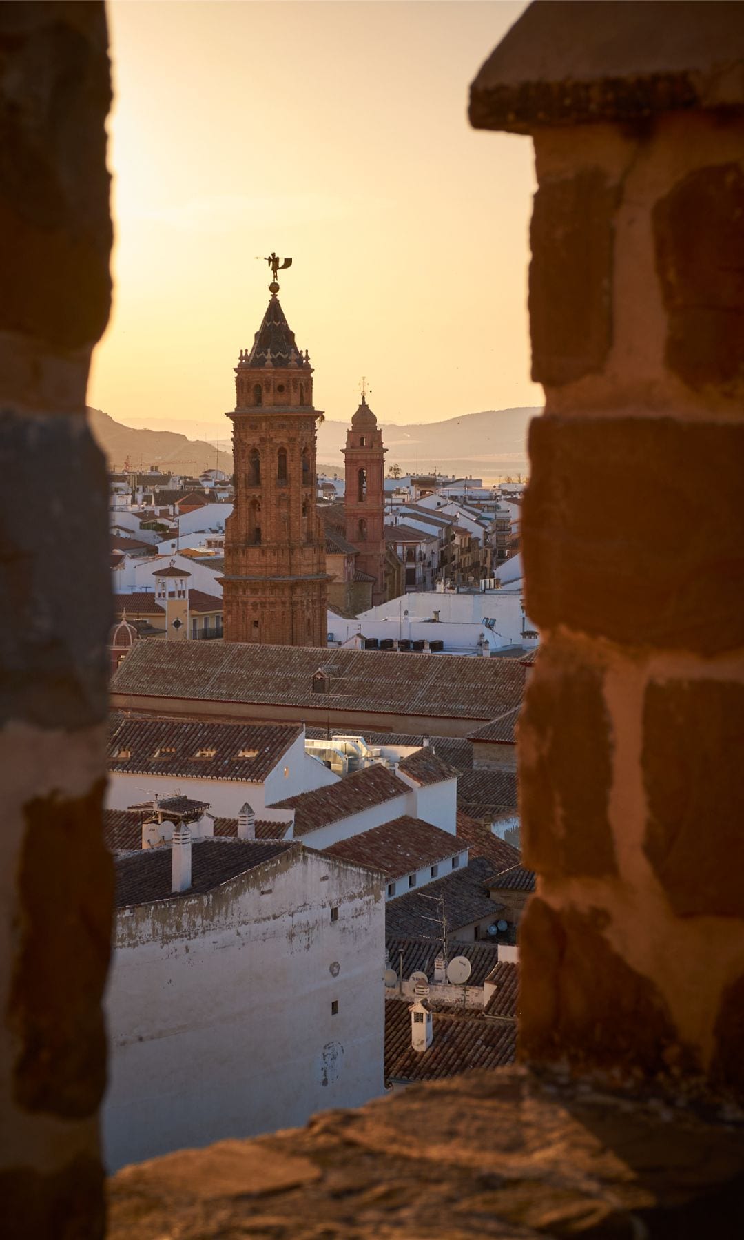 Torres de las iglesias de Antequera despuntando en el horizonte