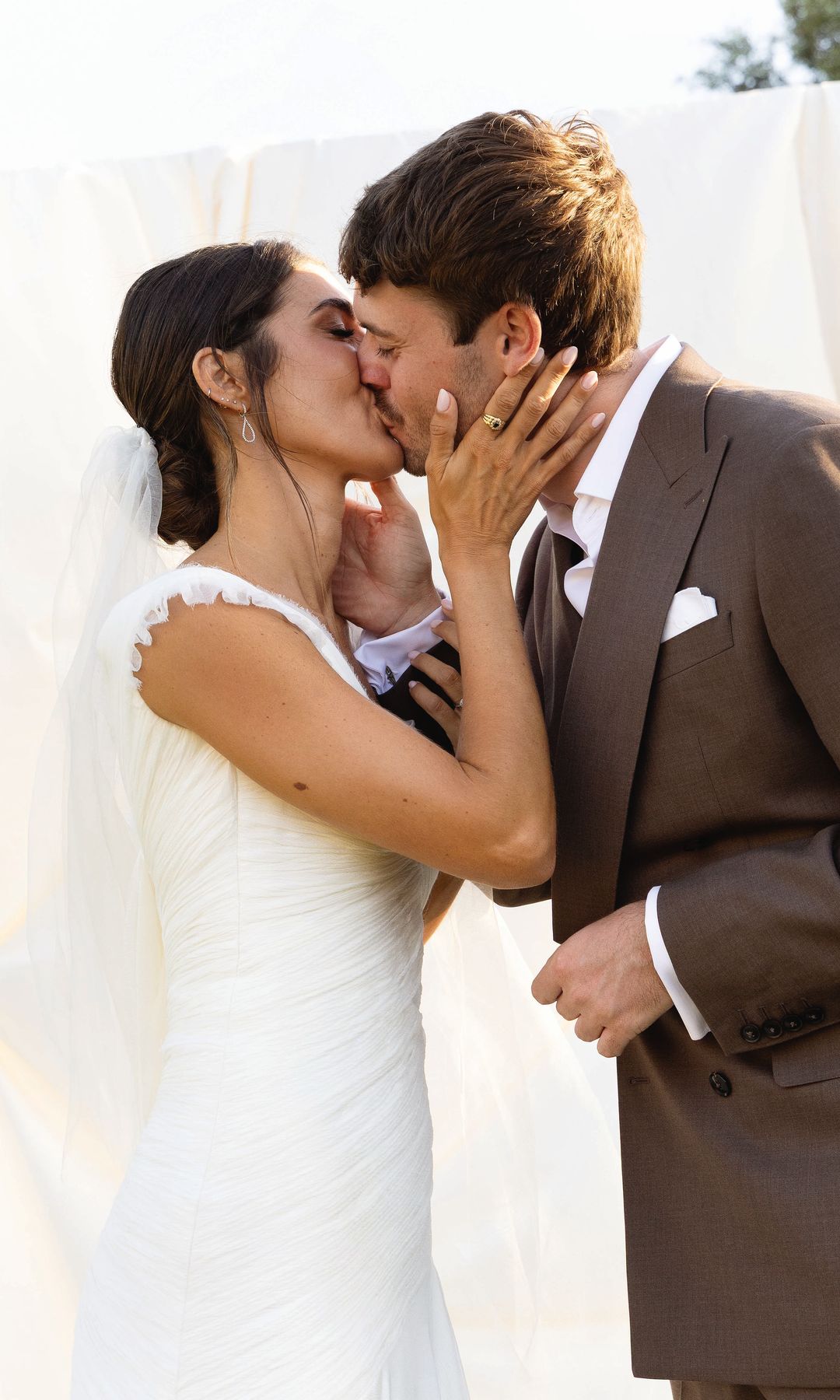 El romántico beso de los recién casados