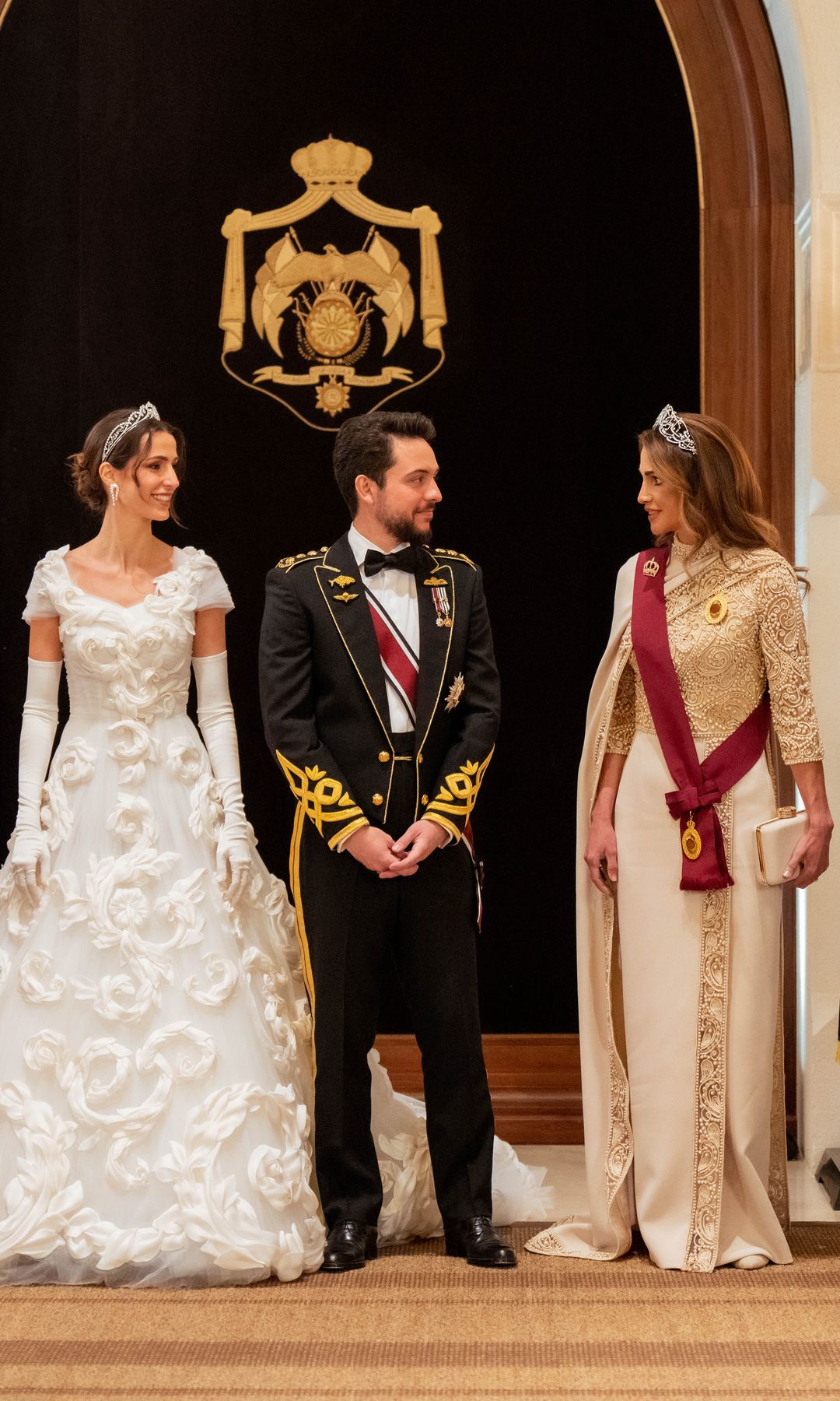 El segundo vestido de Rajwa Al Saif fue un diseño con flores en 3D de Dolce & Gabbana