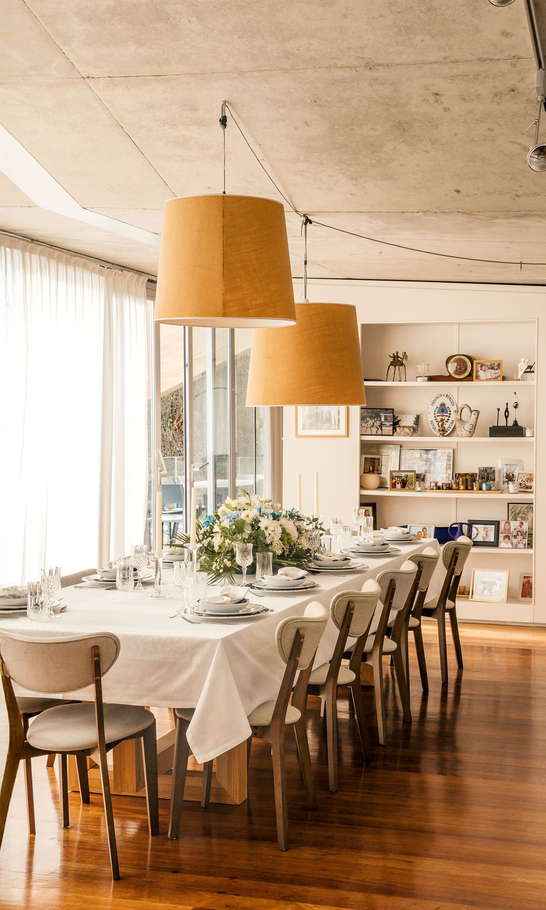 A la izquierda, el comedor, con mesa de Ciment Studio, vajilla de Vista Alegre.