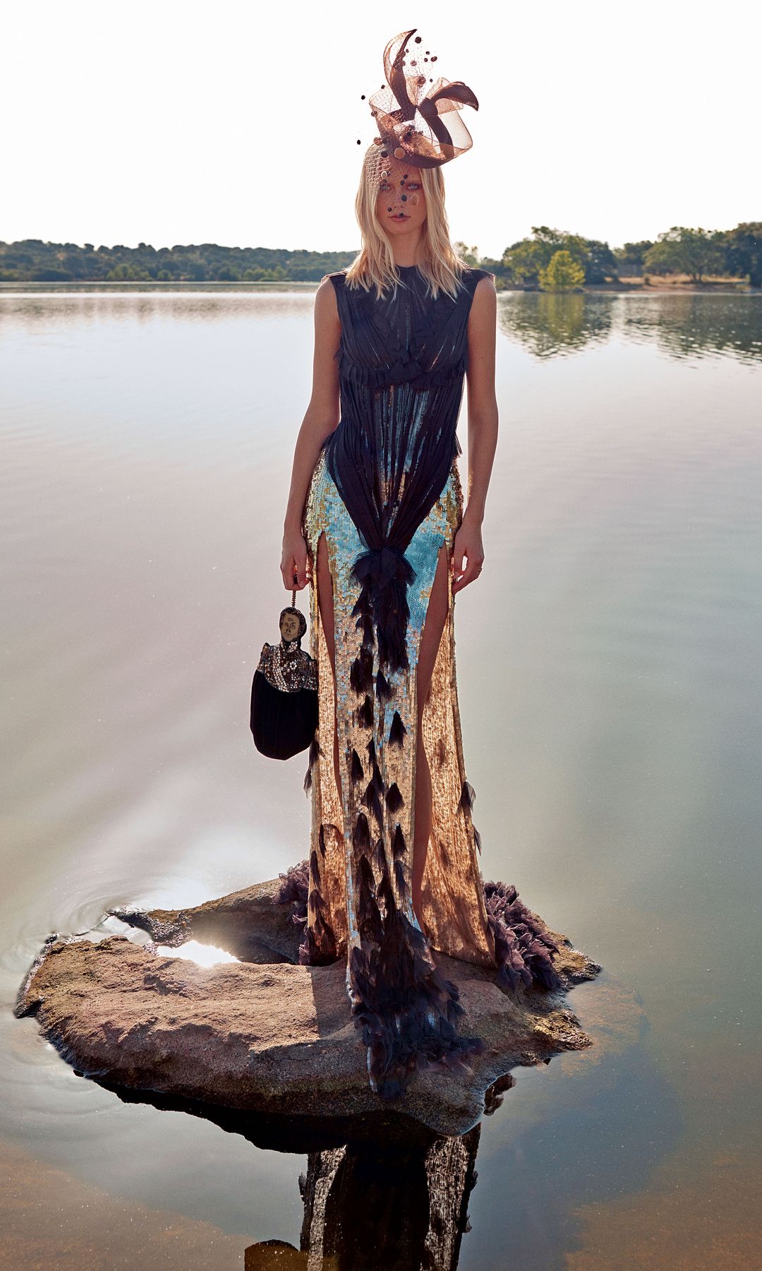 Luz de otoño: Las bodas de media tarde son perfectas para incorporar lentejuelas, brillos y pedrería. Nuestra invitada lleva vestido y bolso, de Jan Taminiau; tocado, de Vivas Carrión, y anillo, de Bvlgari