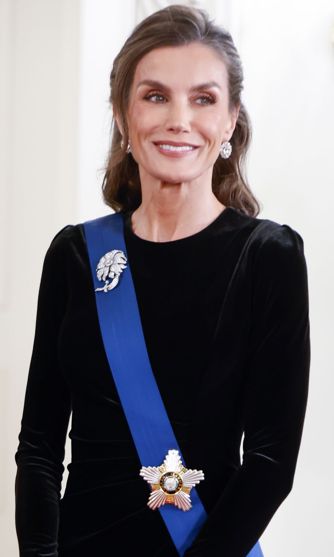 La reina Letizia, imponente en el banquete de Helsinki: recicla un entallado vestido de terciopelo negro y brilla con joyas históricas