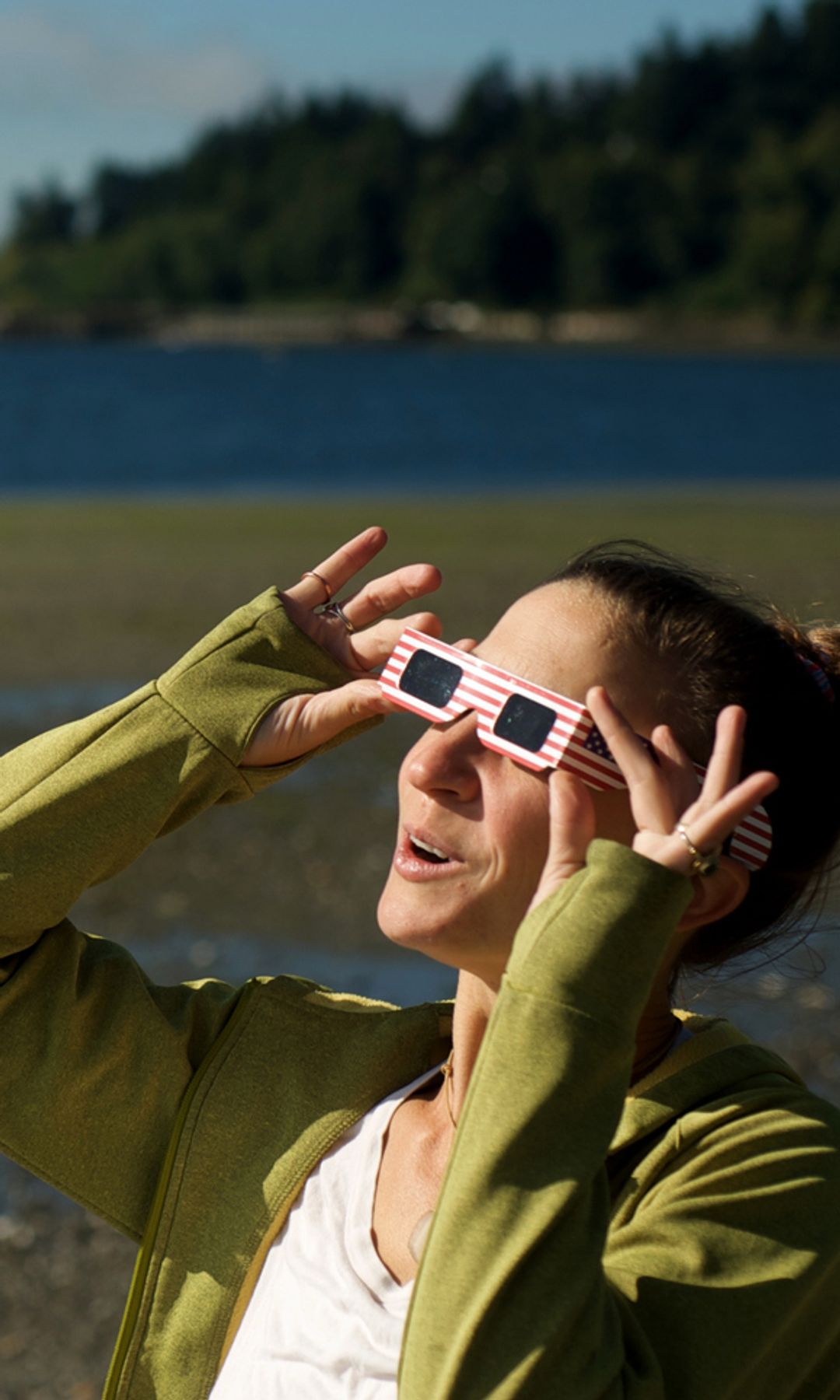 Mujer llevando gafas homologadas para mirar el eclipse