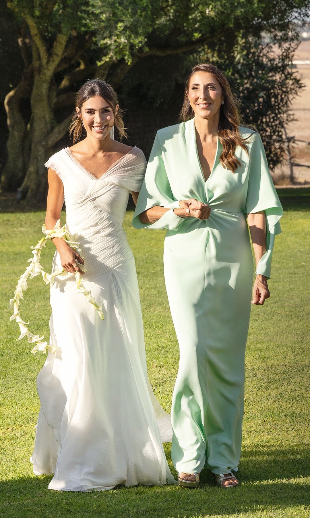 Anna y Paz, muy emocionadas, caminando hacia el altar, donde Mario esperaba a su futura mujer