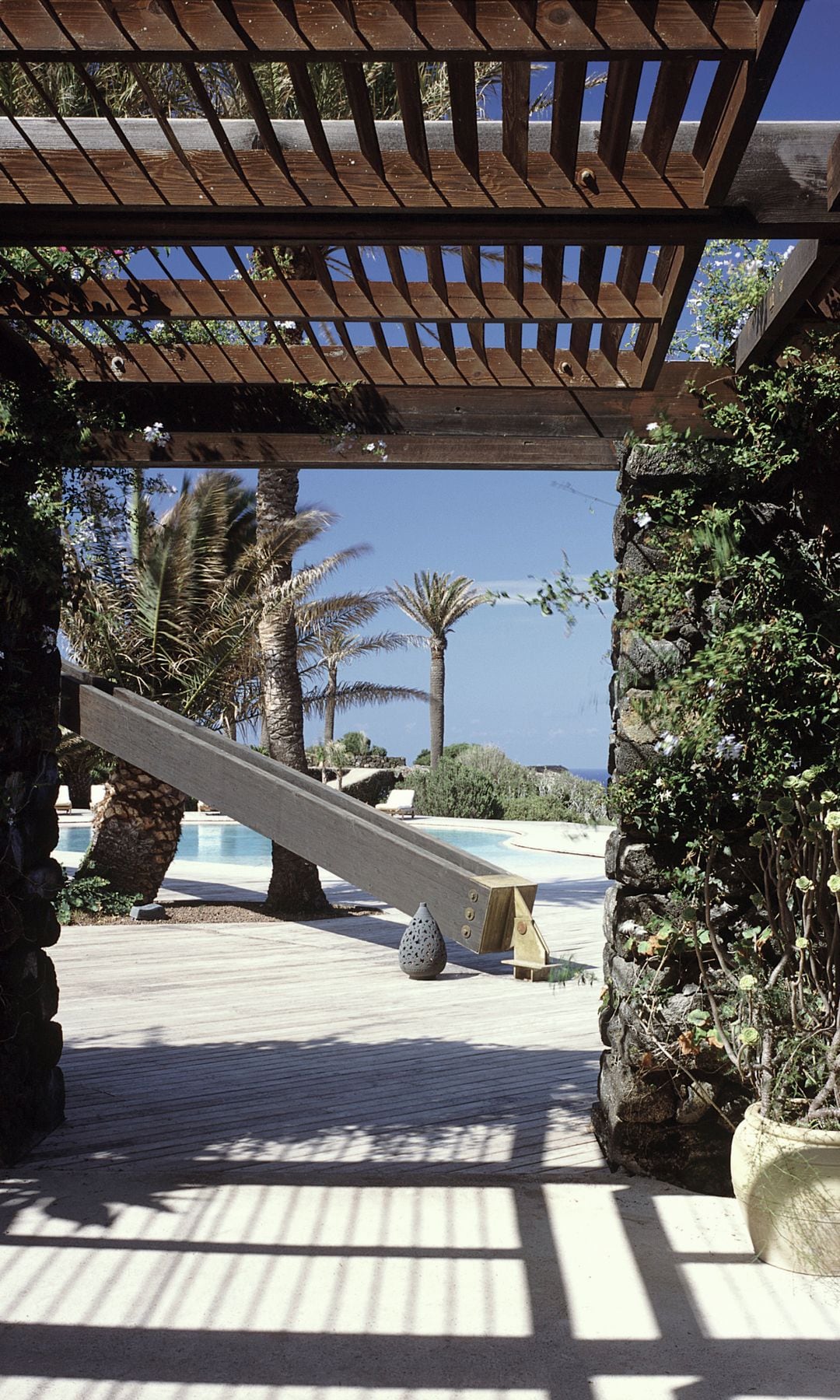 GIORGIO ARMANI NOS INVITA A SU PARAÍSO DE PANTELLERIA, LA ISLA VOLCÁNICA E INDÓMITA QUE LE ENAMORÓ HACE 40 AÑOS