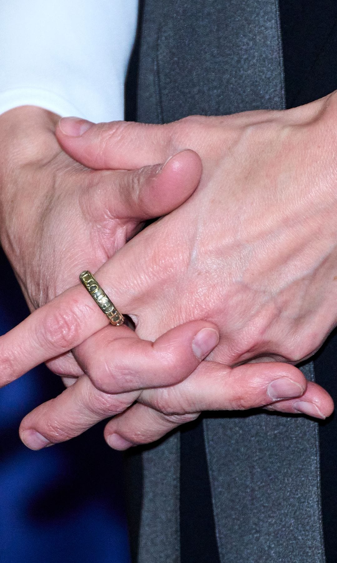 Detalle de las manos de la reina Letizia de España, durante la recepción con cena de cóctel para la comunidad española residente en Angola en el Hotel Epic Sana el 07 de febrero de 2023 en Luanda, Angola. Este es el primer viaje oficial de los miembros de la familia real española a un país del África subsahariana.