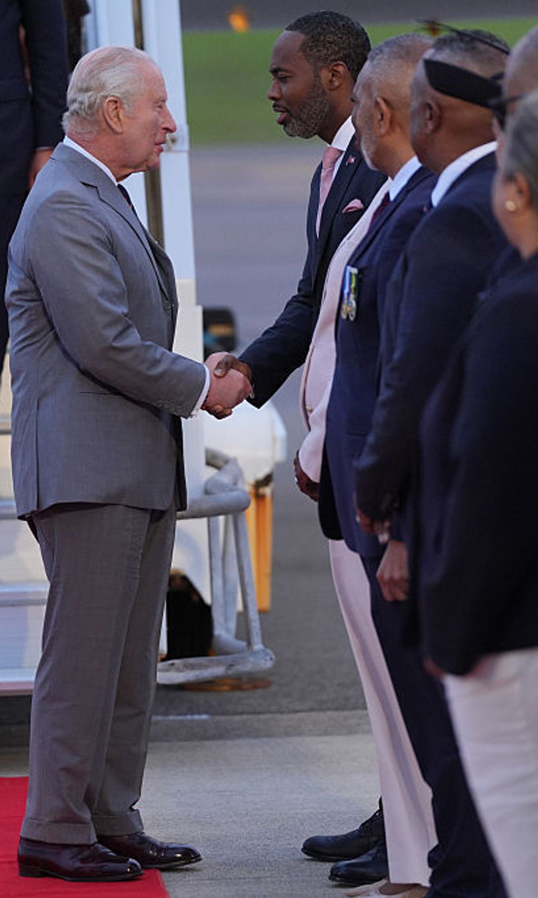 El rey Carlos III estrecha la mano del primer ministro de Bermudas, E. David Burt, en el Aeropuerto Internacional LF Wade 