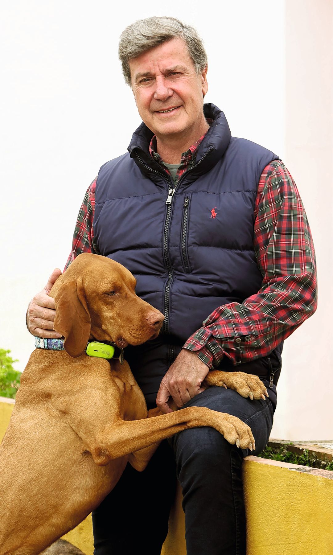 En "Las Arroyuelas", con uno de sus perros, donde pudo disfrutar unos días de sus hijos, Luis y Amina, que viajaron desde Londres, donde trabajan, para no perderse la inauguración de la exposición. El duque cuenta en su libro que son su orgullo, "espabilados y resolutivos" y que "no pueden estar más unidos". También hace oficial que repartirá los títulos: "Evidentemente, Luis heredará el de duque de Arjona, el más antiguo de la Casa de Alba, y Amina va a ser condesa de Salvatierra, que le pega mucho"