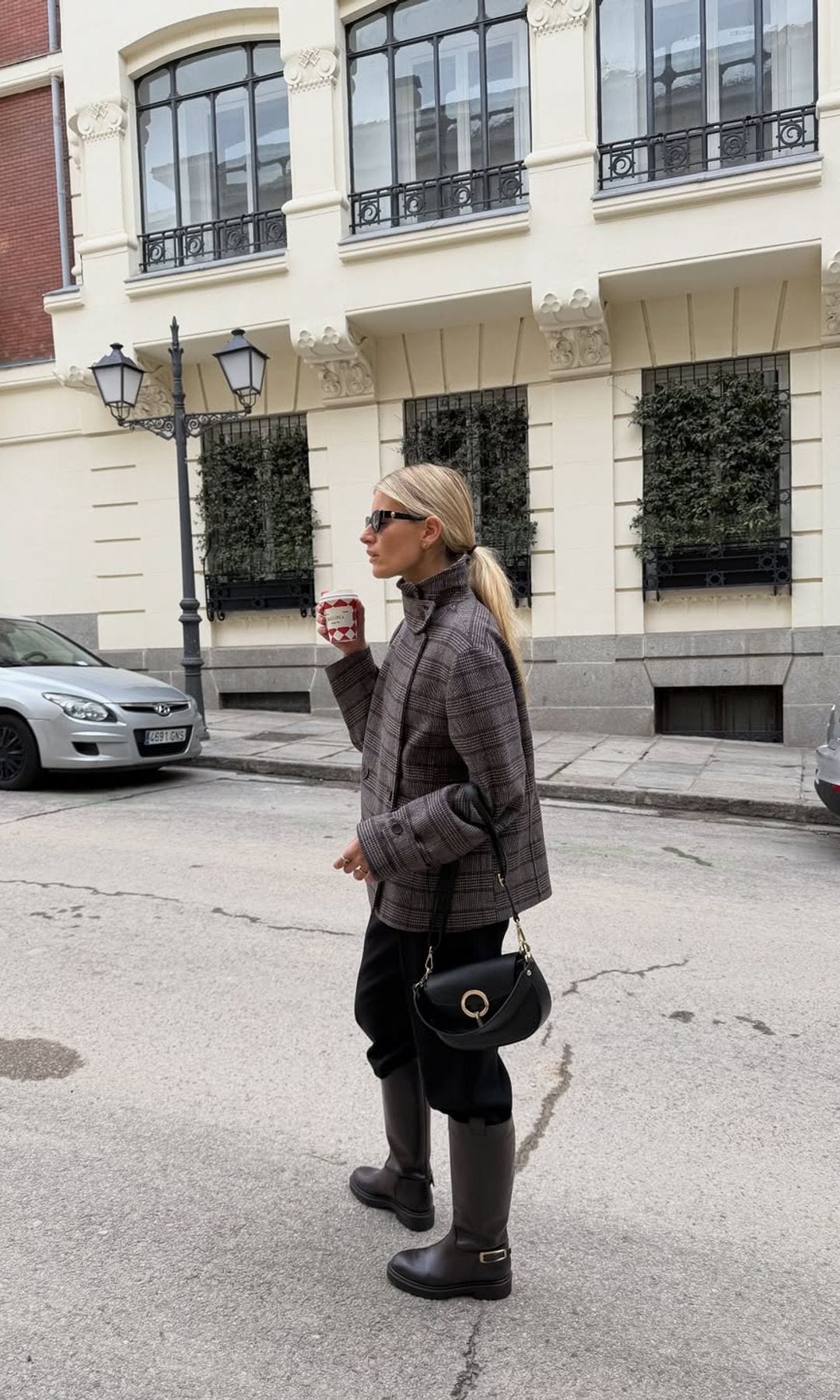 Solo necesitas unas botas altas para crear tu pantalón bombacho, palabra de María Garrido