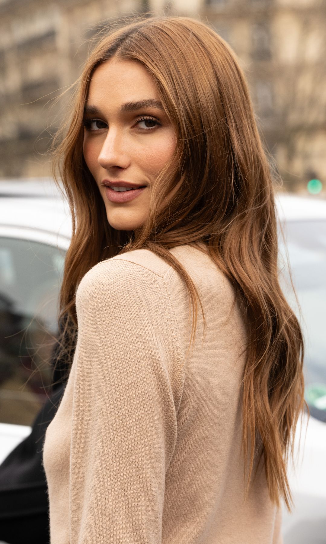 Mujer con cabello cobrizo 